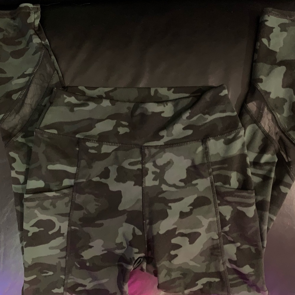 Old navy Camo leggings with mesh cutouts and pockets